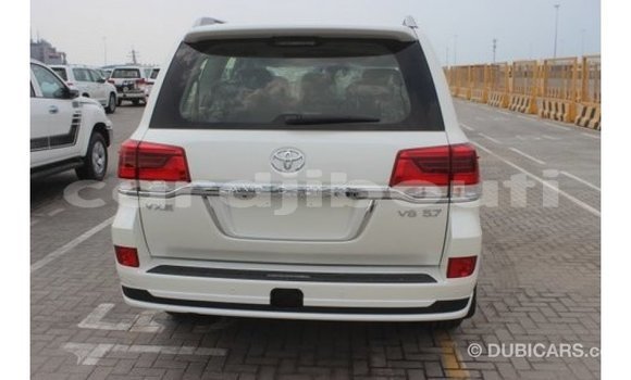 Acheter Import Voiture Toyota Land Cruiser Blanc à Import - Dubai, Ali Sabieh Region Acheter Import Voiture Toyota Land Cruiser Blanc à Import - Dubai, Ali Sabieh Region