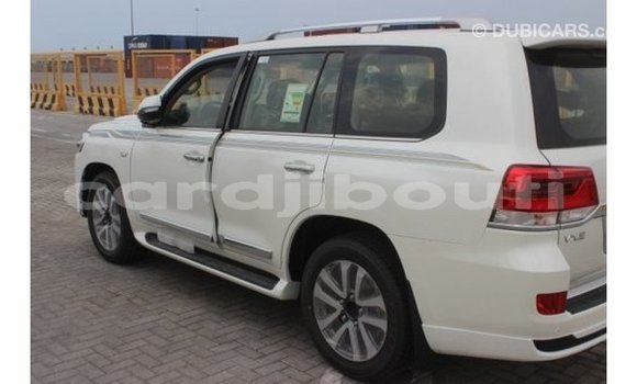 Acheter Import Voiture Toyota Land Cruiser Blanc à Import - Dubai, Ali Sabieh Region Acheter Import Voiture Toyota Land Cruiser Blanc à Import - Dubai, Ali Sabieh Region