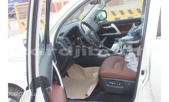 Acheter Import Voiture Toyota Land Cruiser Blanc à Import - Dubai, Ali Sabieh Region Acheter Import Voiture Toyota Land Cruiser Blanc à Import - Dubai, Ali Sabieh Region