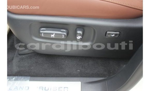 Acheter Import Voiture Toyota Land Cruiser Blanc à Import - Dubai, Ali Sabieh Region Acheter Import Voiture Toyota Land Cruiser Blanc à Import - Dubai, Ali Sabieh Region