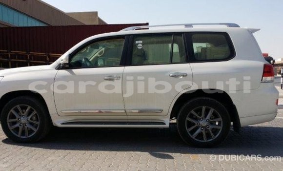 Acheter Import Voiture Toyota Land Cruiser Blanc à Import - Dubai, Ali Sabieh Region Acheter Import Voiture Toyota Land Cruiser Blanc à Import - Dubai, Ali Sabieh Region