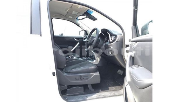 Acheter Import Voiture Mercedes-Benz 250 Blanc à Import - Dubai, Ali Sabieh Region Acheter Import Voiture Mercedes-Benz 250 Blanc à Import - Dubai, Ali Sabieh Region