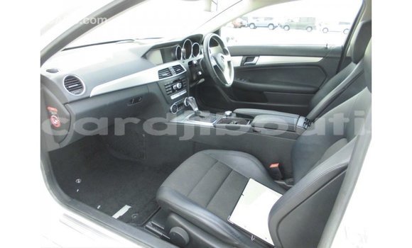 Acheter Import Voiture Mercedes-Benz 190 Blanc à Import - Dubai, Ali Sabieh Region Acheter Import Voiture Mercedes-Benz 190 Blanc à Import - Dubai, Ali Sabieh Region