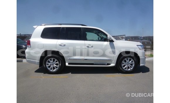 Acheter Import Voiture Toyota Land Cruiser Blanc à Import - Dubai, Ali Sabieh Region Acheter Import Voiture Toyota Land Cruiser Blanc à Import - Dubai, Ali Sabieh Region