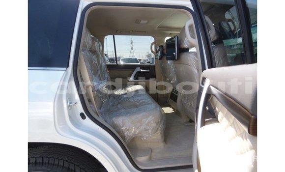 Acheter Import Voiture Toyota Land Cruiser Blanc à Import - Dubai, Ali Sabieh Region Acheter Import Voiture Toyota Land Cruiser Blanc à Import - Dubai, Ali Sabieh Region