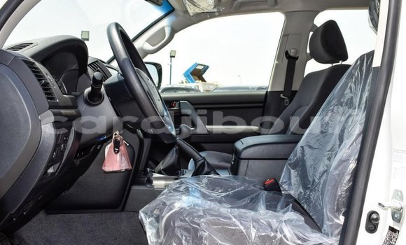 Acheter Neuf Voiture Toyota Land Cruiser Blanc à Alaili Dadda, Obock Acheter Neuf Voiture Toyota Land Cruiser Blanc à Alaili Dadda, Obock