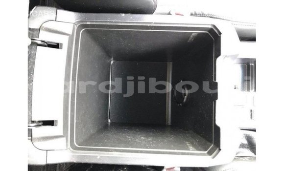 Acheter Import Voiture Toyota Prado Blanc à Import - Dubai, Ali Sabieh Region Acheter Import Voiture Toyota Prado Blanc à Import - Dubai, Ali Sabieh Region