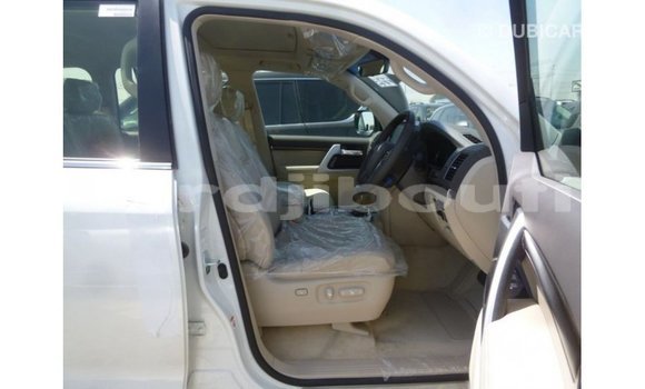 Acheter Import Voiture Toyota Land Cruiser Blanc à Import - Dubai, Ali Sabieh Region Acheter Import Voiture Toyota Land Cruiser Blanc à Import - Dubai, Ali Sabieh Region