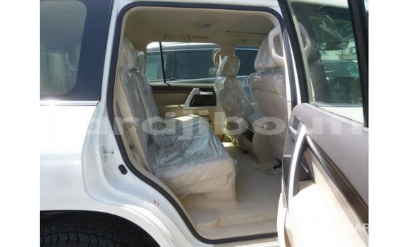 Acheter Import Voiture Toyota Land Cruiser Blanc à Import - Dubai, Ali Sabieh Region Acheter Import Voiture Toyota Land Cruiser Blanc à Import - Dubai, Ali Sabieh Region