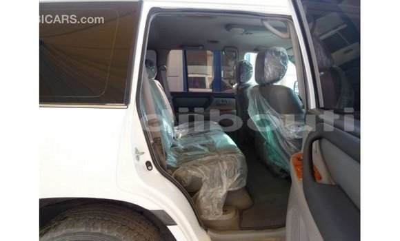 Acheter Import Voiture Toyota Land Cruiser Blanc à Import - Dubai, Ali Sabieh Region Acheter Import Voiture Toyota Land Cruiser Blanc à Import - Dubai, Ali Sabieh Region