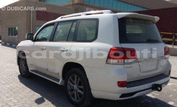 Acheter Import Voiture Toyota Land Cruiser Blanc à Import - Dubai, Ali Sabieh Region Acheter Import Voiture Toyota Land Cruiser Blanc à Import - Dubai, Ali Sabieh Region