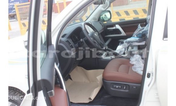 Acheter Import Voiture Toyota Land Cruiser Blanc à Import - Dubai, Ali Sabieh Region Acheter Import Voiture Toyota Land Cruiser Blanc à Import - Dubai, Ali Sabieh Region