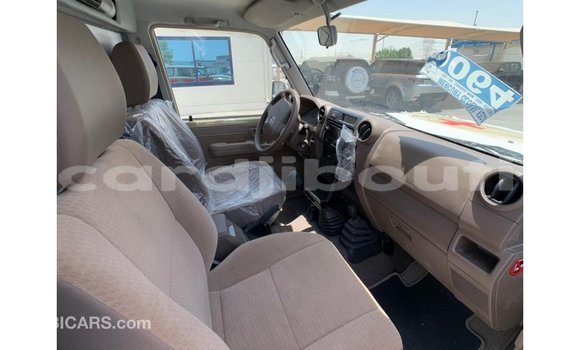 Acheter Import Voiture Toyota Land Cruiser Beige à Import - Dubai, Ali Sabieh Region Acheter Import Voiture Toyota Land Cruiser Beige à Import - Dubai, Ali Sabieh Region