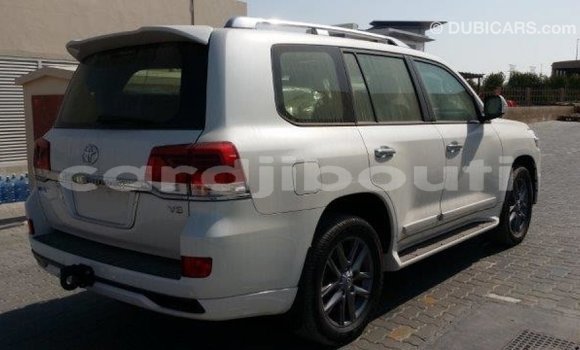 Acheter Import Voiture Toyota Land Cruiser Blanc à Import - Dubai, Ali Sabieh Region Acheter Import Voiture Toyota Land Cruiser Blanc à Import - Dubai, Ali Sabieh Region