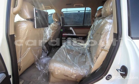 Buy Import Toyota Land Cruiser White Car in Import - Dubai in Ali Sabieh Region Buy Import Toyota Land Cruiser White Car in Import - Dubai in Ali Sabieh Region