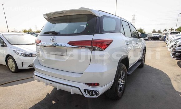 Acheter Import Voiture Toyota Fortuner Blanc à Import - Dubai, Ali Sabieh Region Acheter Import Voiture Toyota Fortuner Blanc à Import - Dubai, Ali Sabieh Region