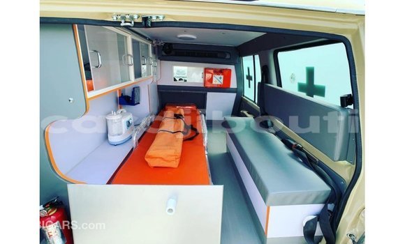 Acheter Import Voiture Toyota Land Cruiser Beige à Import - Dubai, Ali Sabieh Region Acheter Import Voiture Toyota Land Cruiser Beige à Import - Dubai, Ali Sabieh Region