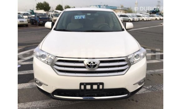 Buy Import Toyota Highlander White Car in Import - Dubai in Ali Sabieh Region Buy Import Toyota Highlander White Car in Import - Dubai in Ali Sabieh Region