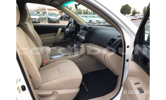 Buy Import Toyota Highlander White Car in Import - Dubai in Ali Sabieh Region Buy Import Toyota Highlander White Car in Import - Dubai in Ali Sabieh Region