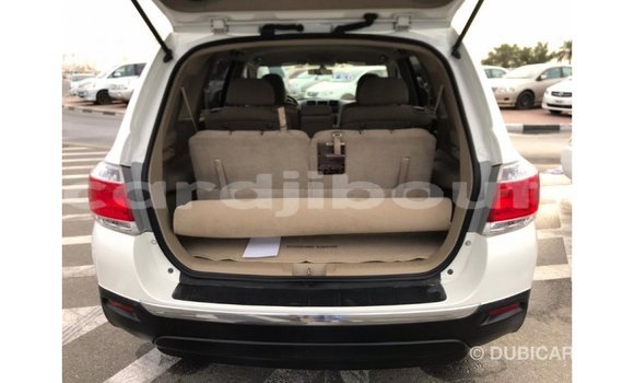 Buy Import Toyota Highlander White Car in Import - Dubai in Ali Sabieh Region Buy Import Toyota Highlander White Car in Import - Dubai in Ali Sabieh Region
