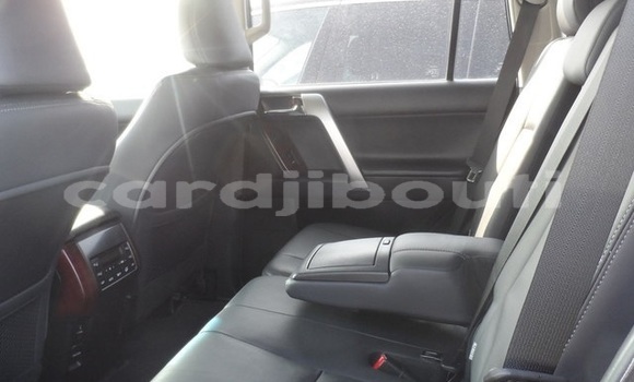 Acheter Occasion Voiture Toyota Prado Blanc à Djibouti, Djibouti Region Acheter Occasion Voiture Toyota Prado Blanc à Djibouti, Djibouti Region