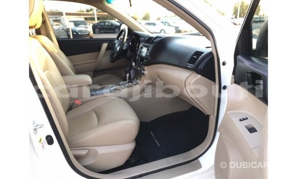 Buy Import Toyota Highlander White Car in Import - Dubai in Ali Sabieh Region Buy Import Toyota Highlander White Car in Import - Dubai in Ali Sabieh Region