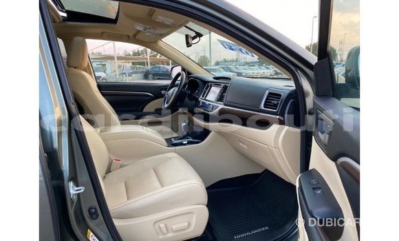 Buy Import Toyota Highlander Green Car in Import - Dubai in Ali Sabieh Region Buy Import Toyota Highlander Green Car in Import - Dubai in Ali Sabieh Region