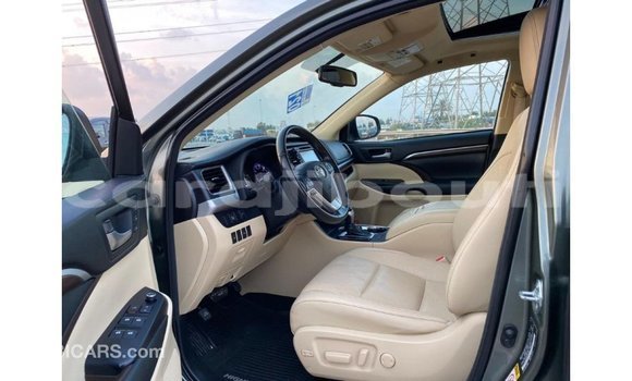 Buy Import Toyota Highlander Green Car in Import - Dubai in Ali Sabieh Region Buy Import Toyota Highlander Green Car in Import - Dubai in Ali Sabieh Region