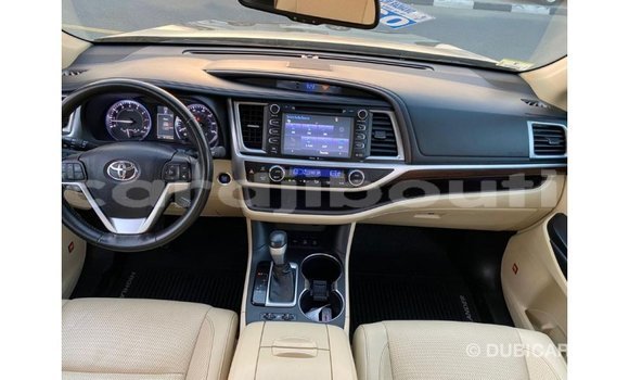 Buy Import Toyota Highlander Green Car in Import - Dubai in Ali Sabieh Region Buy Import Toyota Highlander Green Car in Import - Dubai in Ali Sabieh Region
