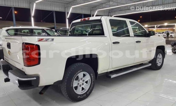 Acheter Import Voiture Chevrolet Silverado Blanc à Import - Dubai, Ali Sabieh Region Acheter Import Voiture Chevrolet Silverado Blanc à Import - Dubai, Ali Sabieh Region
