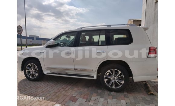 Acheter Import Voiture Toyota Land Cruiser Blanc à Import - Dubai, Ali Sabieh Region Acheter Import Voiture Toyota Land Cruiser Blanc à Import - Dubai, Ali Sabieh Region