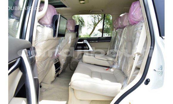 Acheter Import Voiture Toyota Land Cruiser Blanc à Import - Dubai, Ali Sabieh Region Acheter Import Voiture Toyota Land Cruiser Blanc à Import - Dubai, Ali Sabieh Region