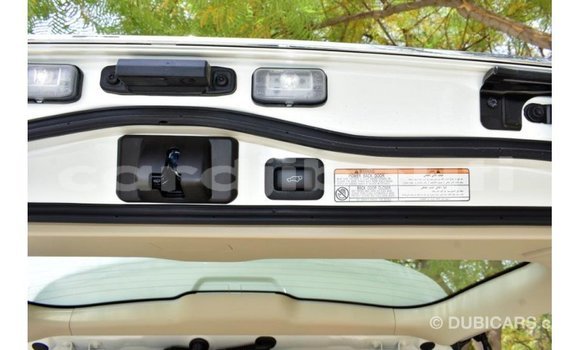 Acheter Import Voiture Toyota Land Cruiser Blanc à Import - Dubai, Ali Sabieh Region Acheter Import Voiture Toyota Land Cruiser Blanc à Import - Dubai, Ali Sabieh Region