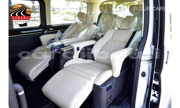 Acheter Import Voiture Toyota Granvia Blanc à Import - Dubai, Ali Sabieh Region Acheter Import Voiture Toyota Granvia Blanc à Import - Dubai, Ali Sabieh Region