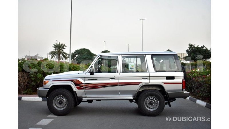 Big with watermark toyota land cruiser ali sabieh region import dubai 1944