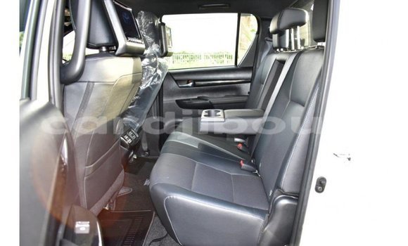 Acheter Import Voiture Toyota Hilux Blanc à Import - Dubai, Ali Sabieh Region Acheter Import Voiture Toyota Hilux Blanc à Import - Dubai, Ali Sabieh Region