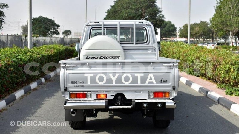 Big with watermark toyota land cruiser ali sabieh region import dubai 1960