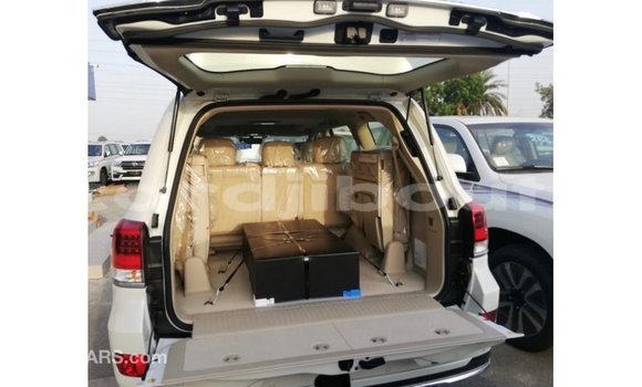 Buy Import Toyota Land Cruiser White Car in Import - Dubai in Ali Sabieh Region Buy Import Toyota Land Cruiser White Car in Import - Dubai in Ali Sabieh Region