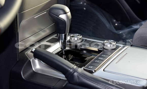 Acheter Import Voiture Toyota Land Cruiser Blanc à Import - Dubai, Ali Sabieh Region Acheter Import Voiture Toyota Land Cruiser Blanc à Import - Dubai, Ali Sabieh Region