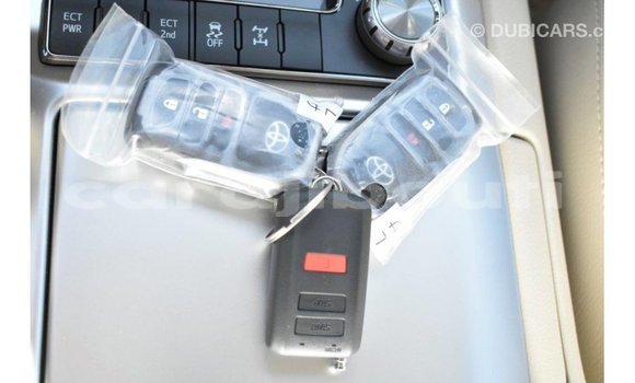 Acheter Import Voiture Toyota Land Cruiser Blanc à Import - Dubai, Ali Sabieh Region Acheter Import Voiture Toyota Land Cruiser Blanc à Import - Dubai, Ali Sabieh Region
