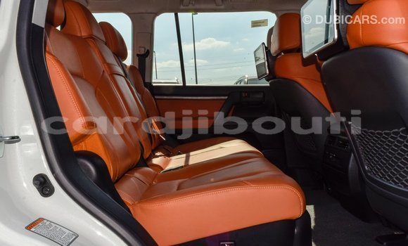 Acheter Import Voiture Toyota Land Cruiser Blanc à Import - Dubai, Ali Sabieh Region Acheter Import Voiture Toyota Land Cruiser Blanc à Import - Dubai, Ali Sabieh Region