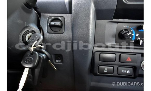 Acheter Import Voiture Toyota Land Cruiser Rouge à Import - Dubai, Ali Sabieh Region Acheter Import Voiture Toyota Land Cruiser Rouge à Import - Dubai, Ali Sabieh Region