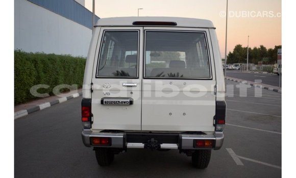 Acheter Import Voiture Toyota Land Cruiser Blanc à Import - Dubai, Ali Sabieh Region Acheter Import Voiture Toyota Land Cruiser Blanc à Import - Dubai, Ali Sabieh Region