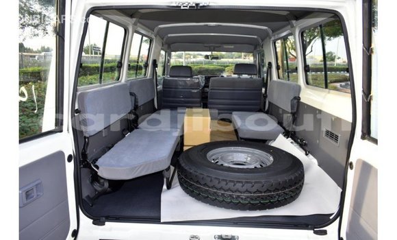 Acheter Import Voiture Toyota Land Cruiser Blanc à Import - Dubai, Ali Sabieh Region Acheter Import Voiture Toyota Land Cruiser Blanc à Import - Dubai, Ali Sabieh Region