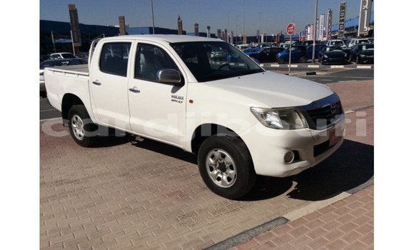 Acheter Import Voiture Toyota Hilux Blanc à Import - Dubai, Ali Sabieh Region Acheter Import Voiture Toyota Hilux Blanc à Import - Dubai, Ali Sabieh Region