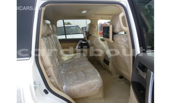 Acheter Import Voiture Toyota Land Cruiser Blanc à Import - Dubai, Ali Sabieh Region Acheter Import Voiture Toyota Land Cruiser Blanc à Import - Dubai, Ali Sabieh Region