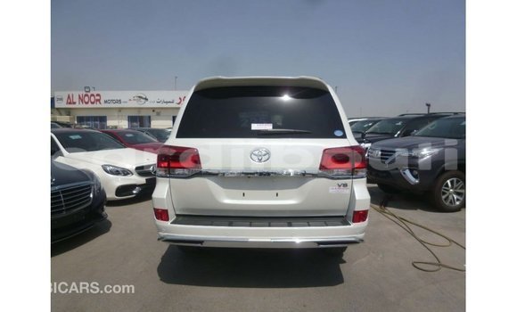 Acheter Import Voiture Toyota Land Cruiser Blanc à Import - Dubai, Ali Sabieh Region Acheter Import Voiture Toyota Land Cruiser Blanc à Import - Dubai, Ali Sabieh Region