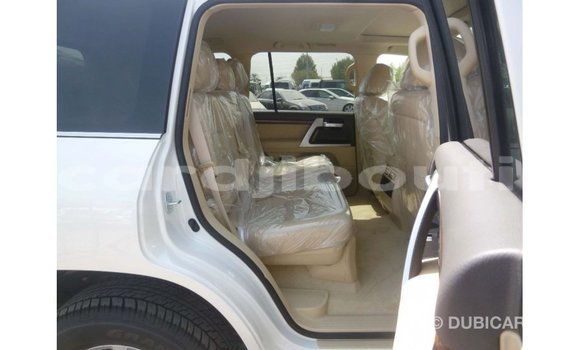 Acheter Import Voiture Toyota Land Cruiser Blanc à Import - Dubai, Ali Sabieh Region Acheter Import Voiture Toyota Land Cruiser Blanc à Import - Dubai, Ali Sabieh Region