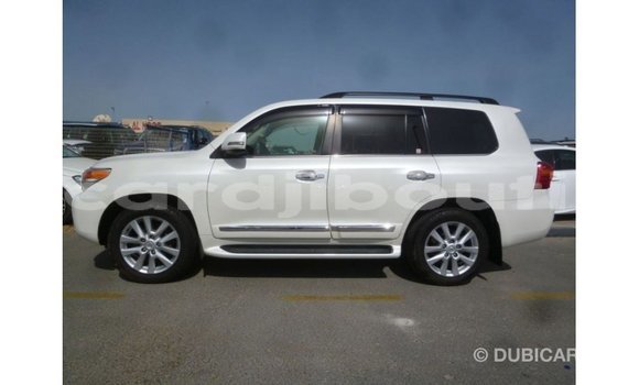 Acheter Import Voiture Toyota Land Cruiser Blanc à Import - Dubai, Ali Sabieh Region Acheter Import Voiture Toyota Land Cruiser Blanc à Import - Dubai, Ali Sabieh Region