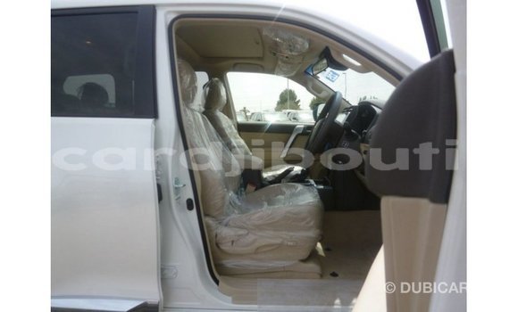 Acheter Import Voiture Toyota Prado Blanc à Import - Dubai, Ali Sabieh Region Acheter Import Voiture Toyota Prado Blanc à Import - Dubai, Ali Sabieh Region